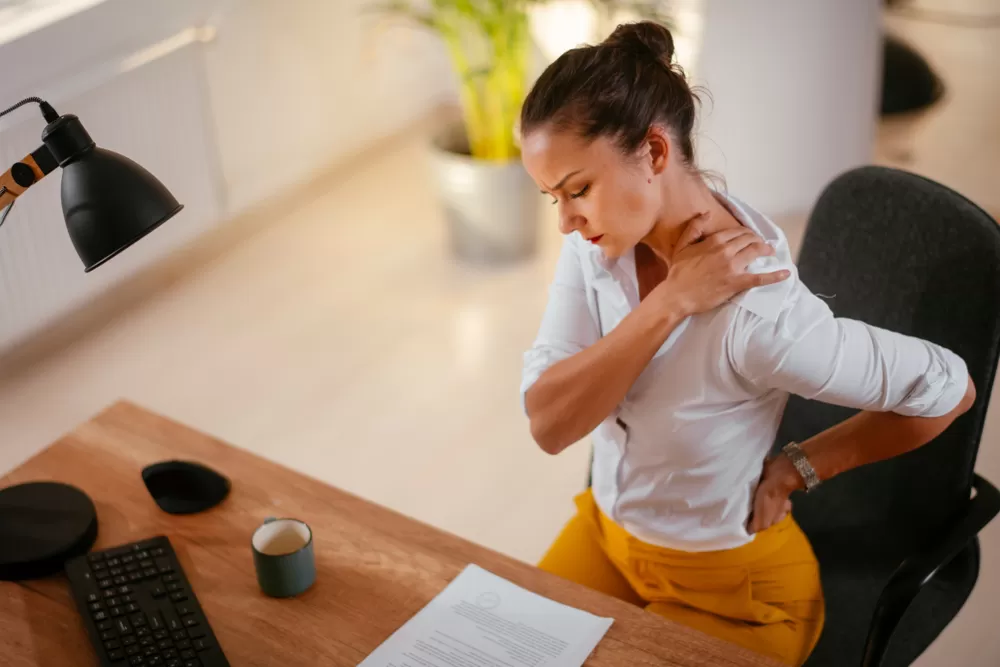 Poziția corectă la birou: 4 sfaturi pentru a evita durerile de spate
