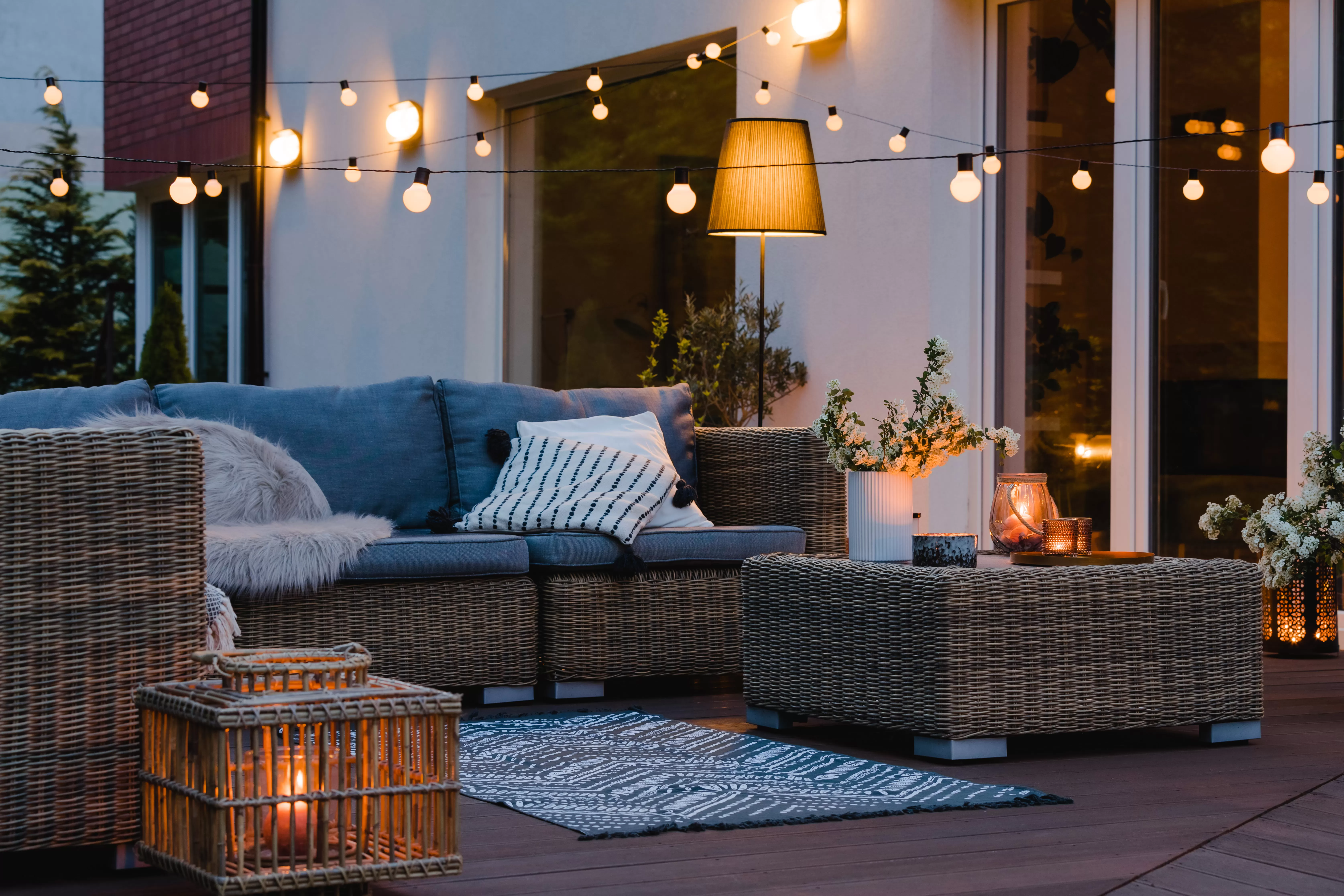 Obține o atmosferă relaxanta în grădină cu ajutorul luminilor exterioare!  Obține o atmosferă relaxanta în grădină cu ajutorul luminilor exterioare!