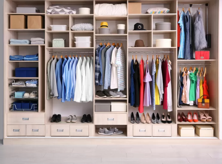 Organizarea dulapului de haine: sfaturi pentru optimizarea spațiului